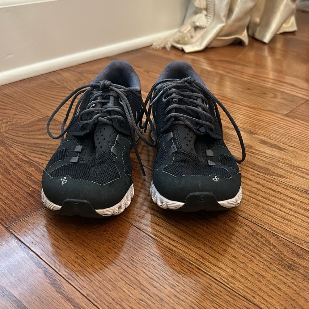 On clouds, black, women’s 5.5,